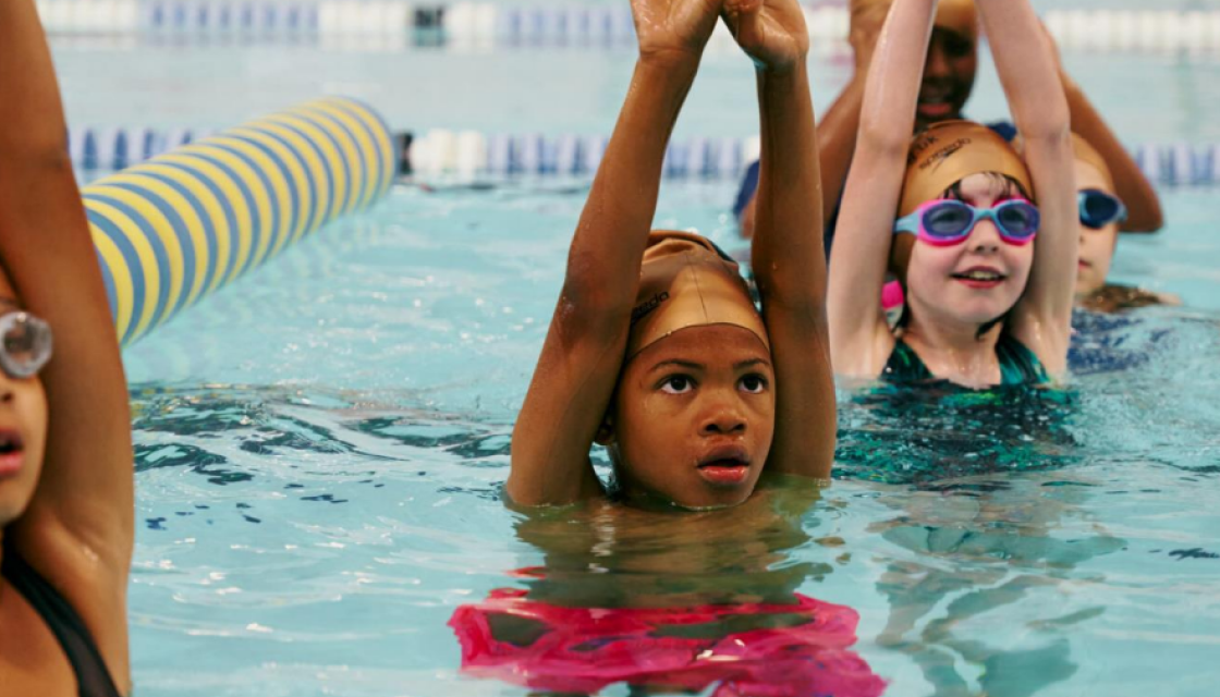 Young swimming class at GLL